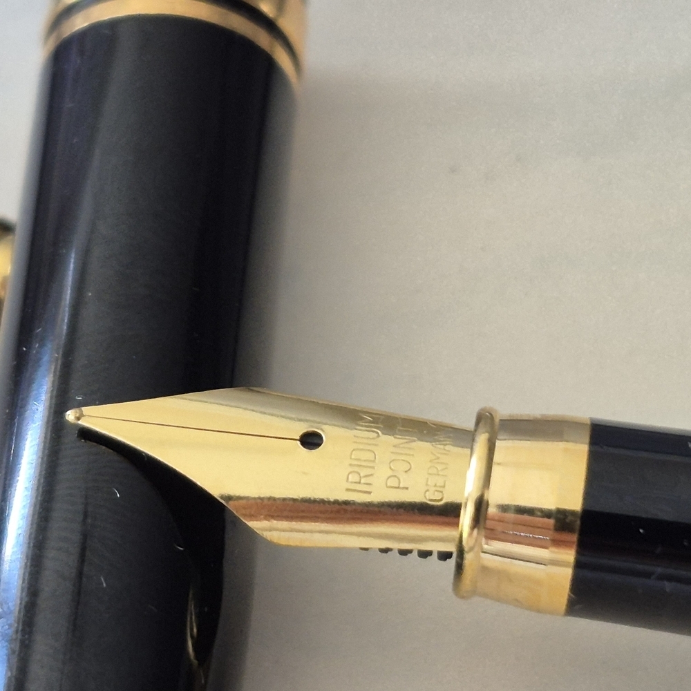 Elegant Black Fountain Pen with Gold Accents - Picture 3 of 6